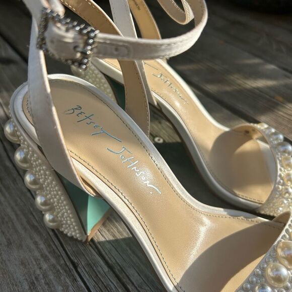Blue By Betsey Johnson Heels Sandals Pearl Size 7M Bride Wedding Pumps - Picture 2 of 16